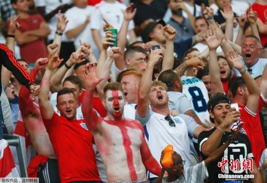 英格兰与俄罗斯比赛前，英格兰球迷的霸气呐喊。